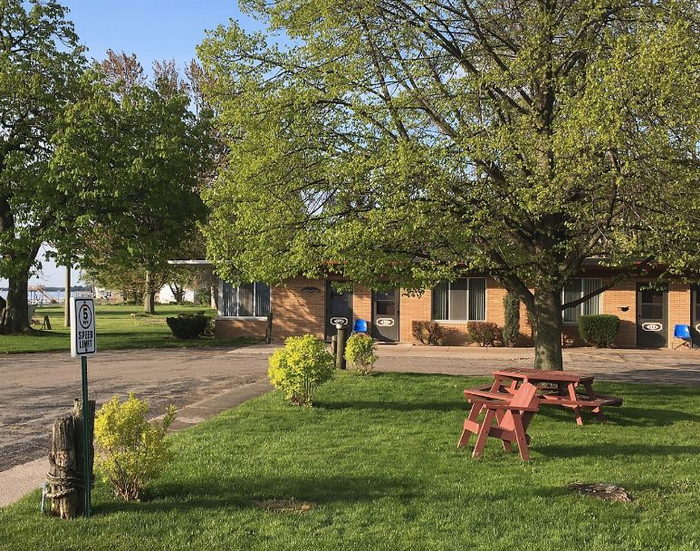 Anchor Inn Lodge (Marine Bay Lodge) - From Website (newer photo)